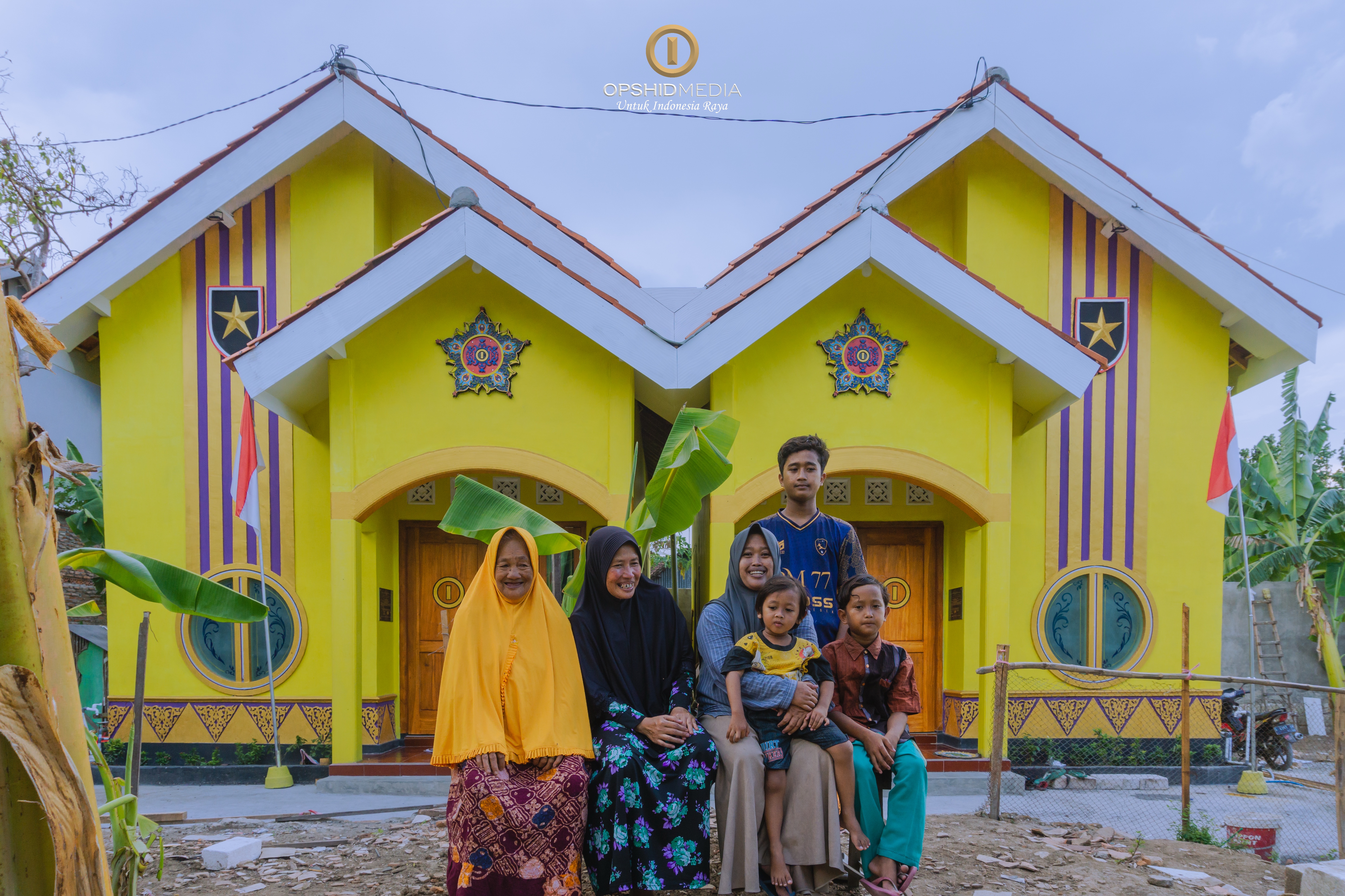 Nis (ketiga dari kiri, kerudung abu-abu) bersama anak-anaknya dan Darukmi (kedua dari kiri, kerudung hitam) bersama ibunya, di depan rumah baru mereka.