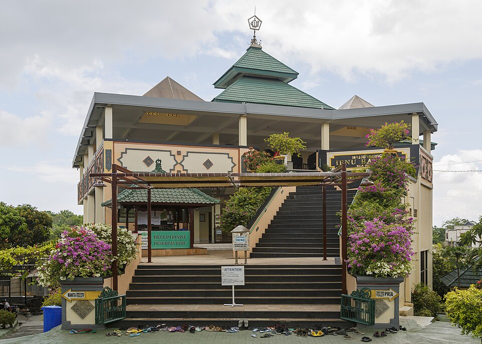 Masjid Agung Ibnu Batutah | CEphoto, Uwe Aranas/WikimediaCommons