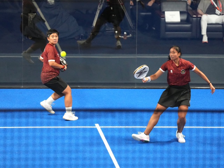 Atlet padel Indonesia, Fadona Kusumawati dan Fitriani Sabatini. | Kemenpora