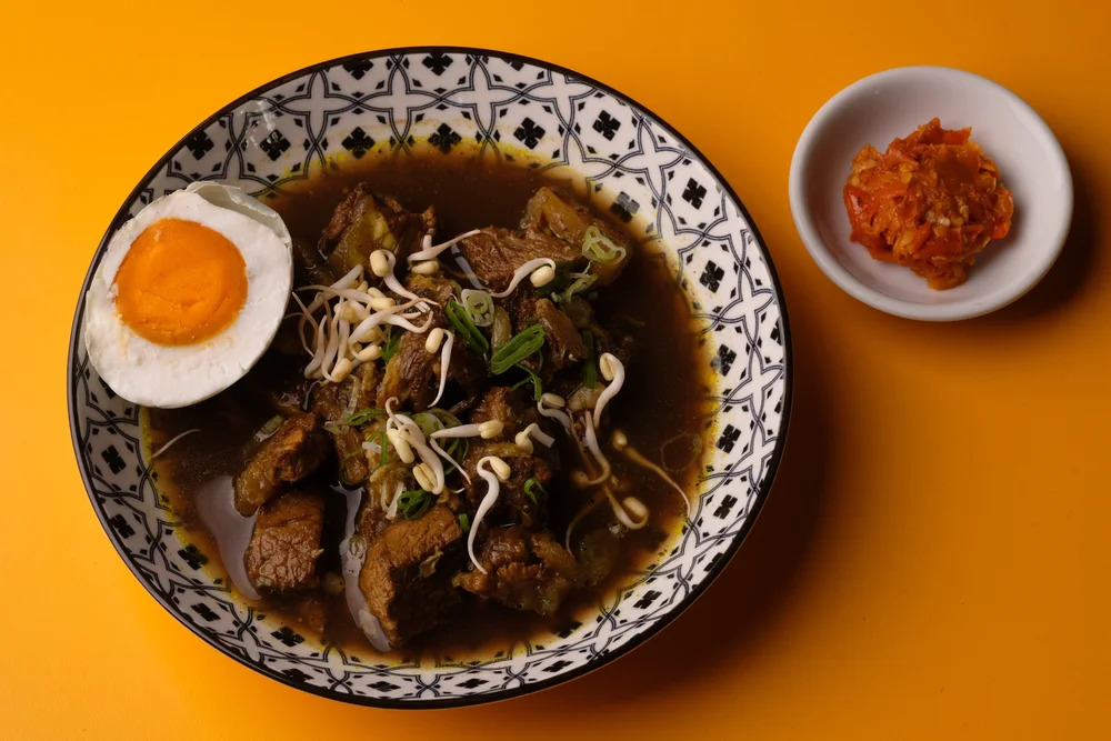 6 Makanan yang Cocok Saat Hujan, Rawon Berkuah Hitam Khas Jawa Timur Misalnya!