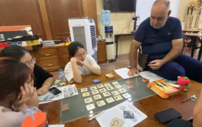 Momen Keinanty bermain Board Games (Sumber: Dokumentasi Pribadi Keinanty)