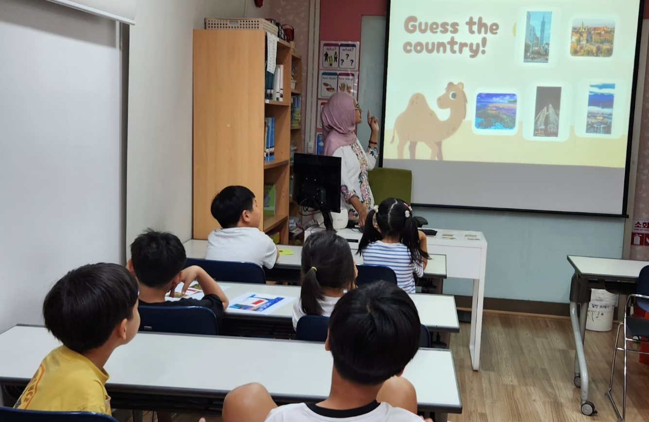 Mengajar bahasa Inggris kepada anak-anak di Mapo Children English Library