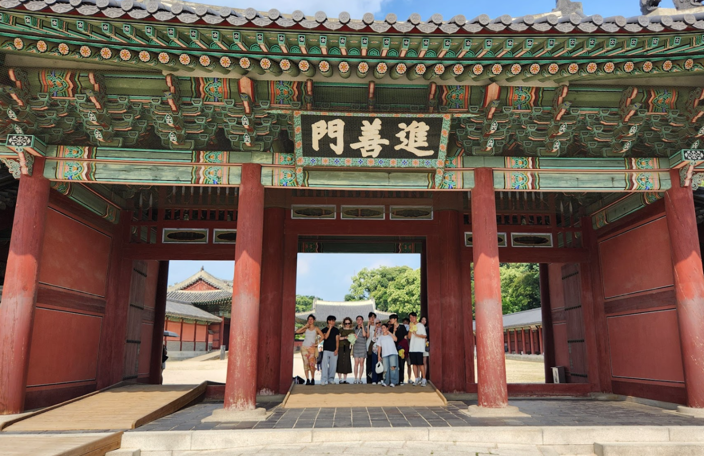 Relawan LEON Project dan anggota AIESEC in SGU saat Kegiatan Seoul Tour (Sumber: Dokumentasi Pribadi Firyal Naj’la Chalih)