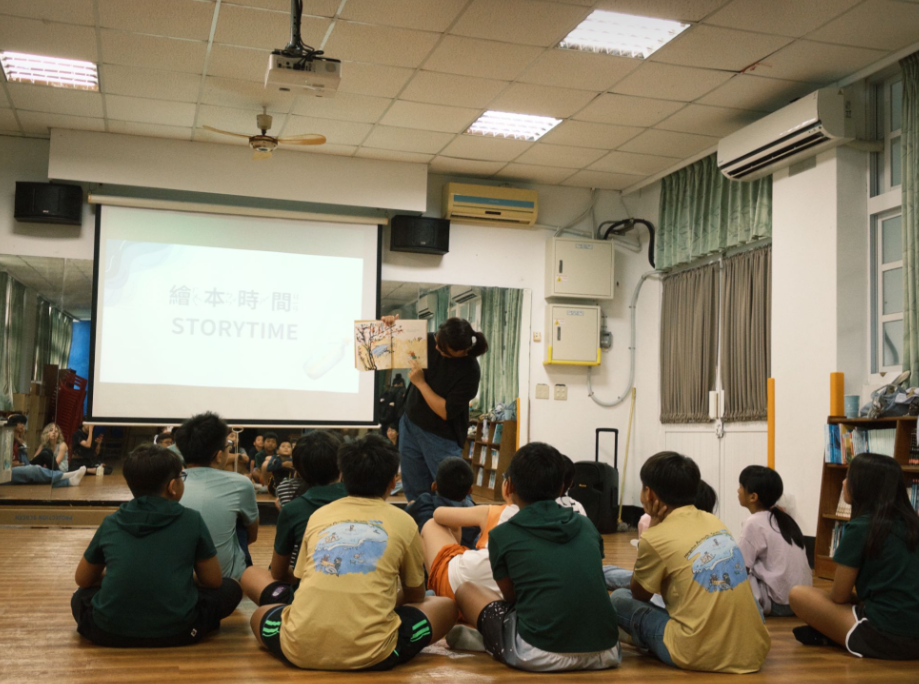 Storytime oleh Ibu Niki di Sekolah Dasar Kenting (Sumber: Dokumentasi Pribadi Steven)