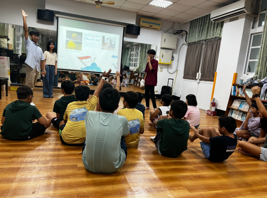 Sesi Sharing dengan Tema Laut di Sekolah Dasar Kenting (Sumber: Dokumentasi Pribadi Steven)