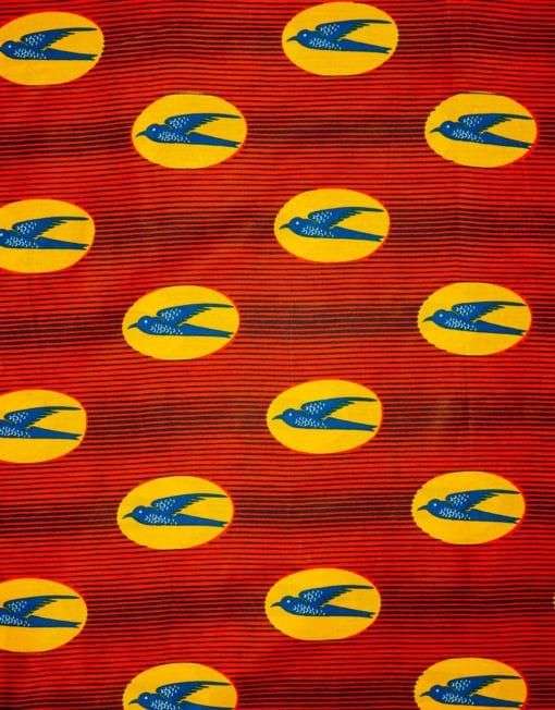 Kain wax print bermotif burung layang-layang yang di Ghana dikenal sebagai Sika Wo Antaban atau