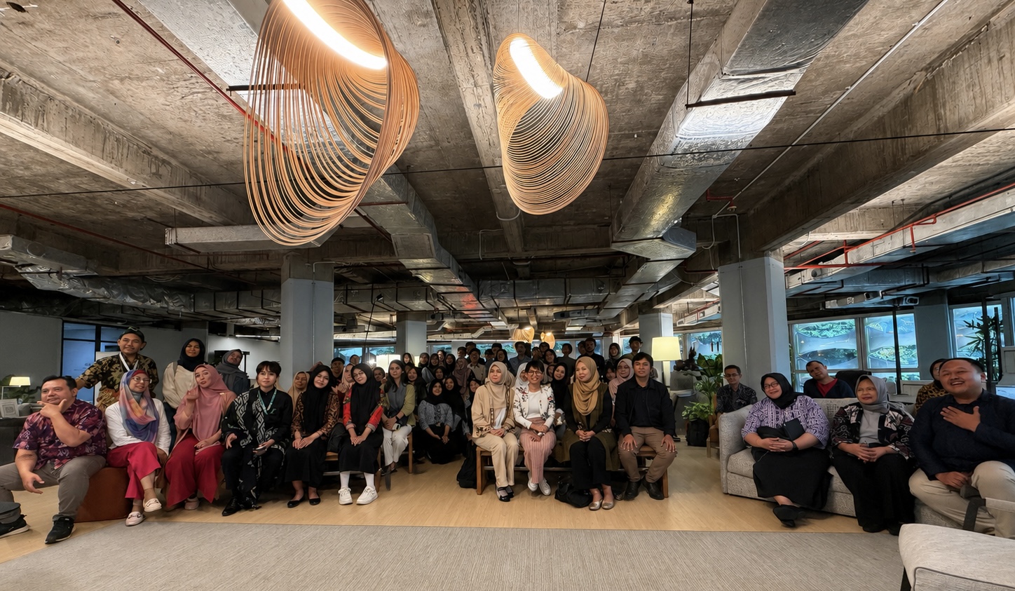 Speakers posed with the participants after the talkshow