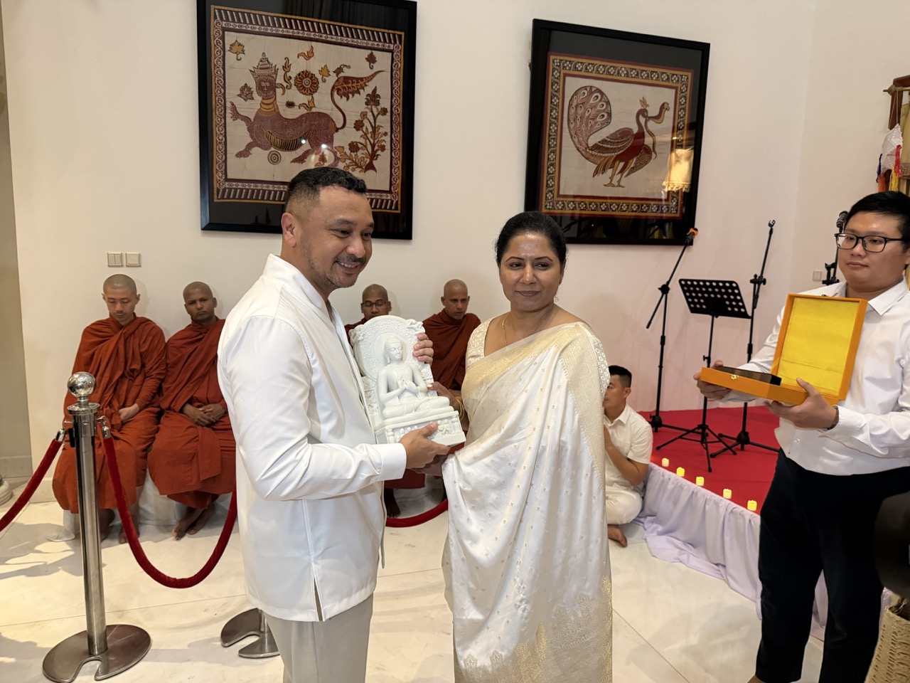 Sri Lankan Bhantes honour Deputy Minister Giring Ganesha with a token of appreciation.