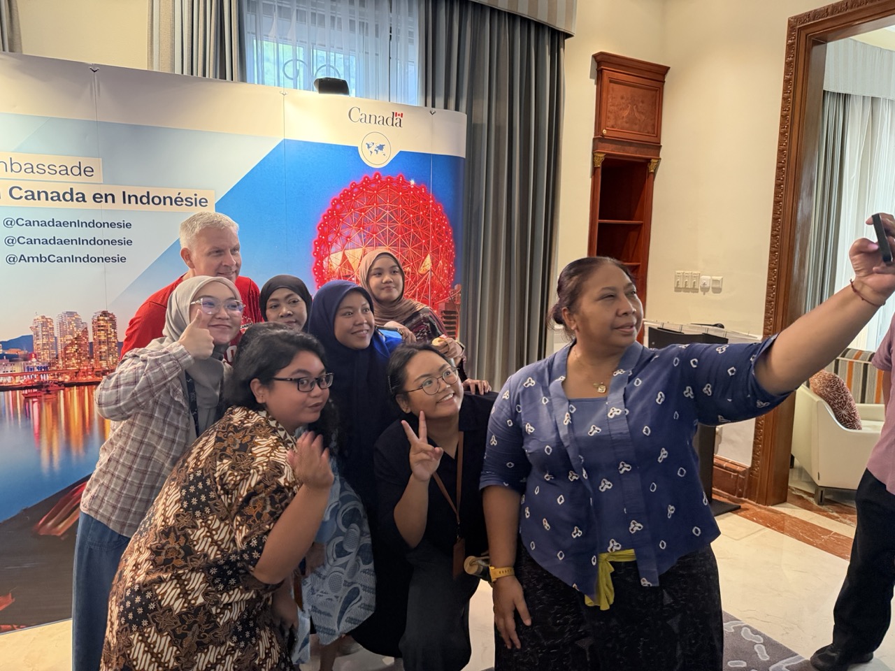 Ambassador Jess Dutton joined journalists for a selfie during the FIFA World Cup 2026 media gathering