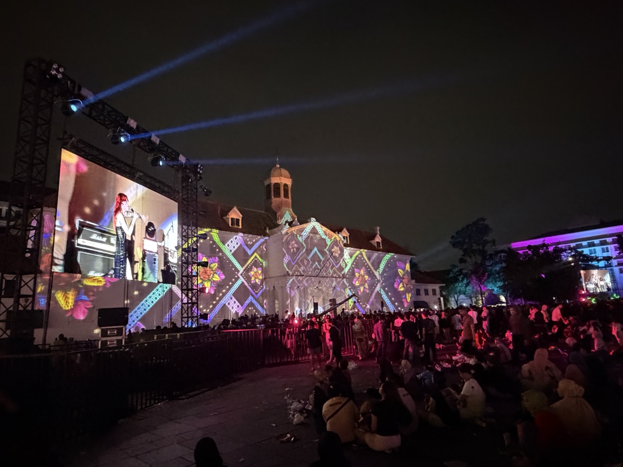 Violet Indigo energized Plaza Fatahillah as audiences gathered amid the glowing installations of the Jakarta Light Festival.