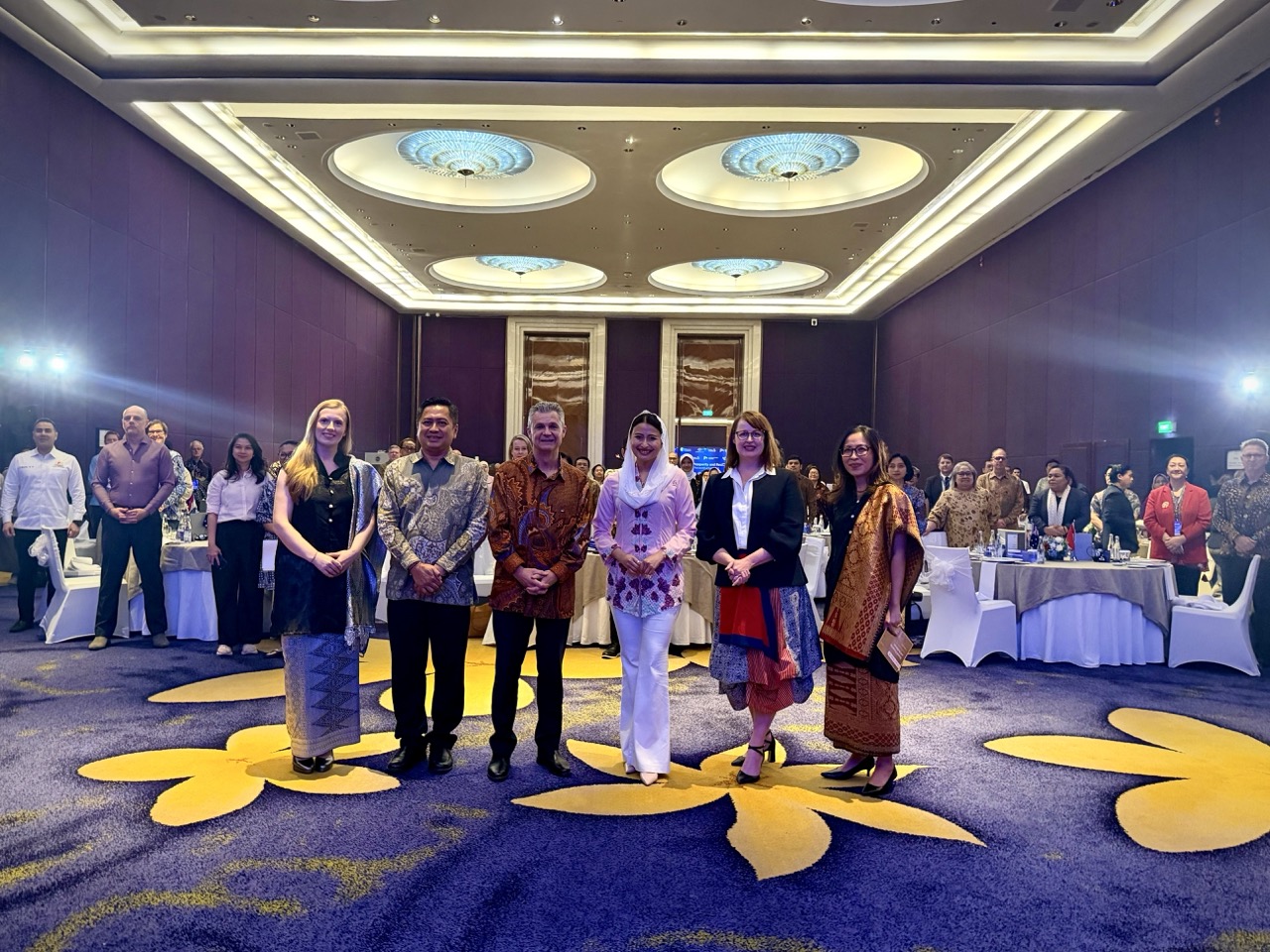 Dr. Eka Chandra Buana, Deputy for Macro Development Planning at Bappenas; Australia's Assistant Minister for Foreign Affairs and Trade, Matt Thistlethwaite MP; Vice Minister of Trade Dyah Roro Esti Widya Putri; and Kristy Baker, Team Leader of Indonesia–Australia KATALIS Phase II, pose for a group photo with participants following the official launch of KATALIS 2.0 in Jakarta