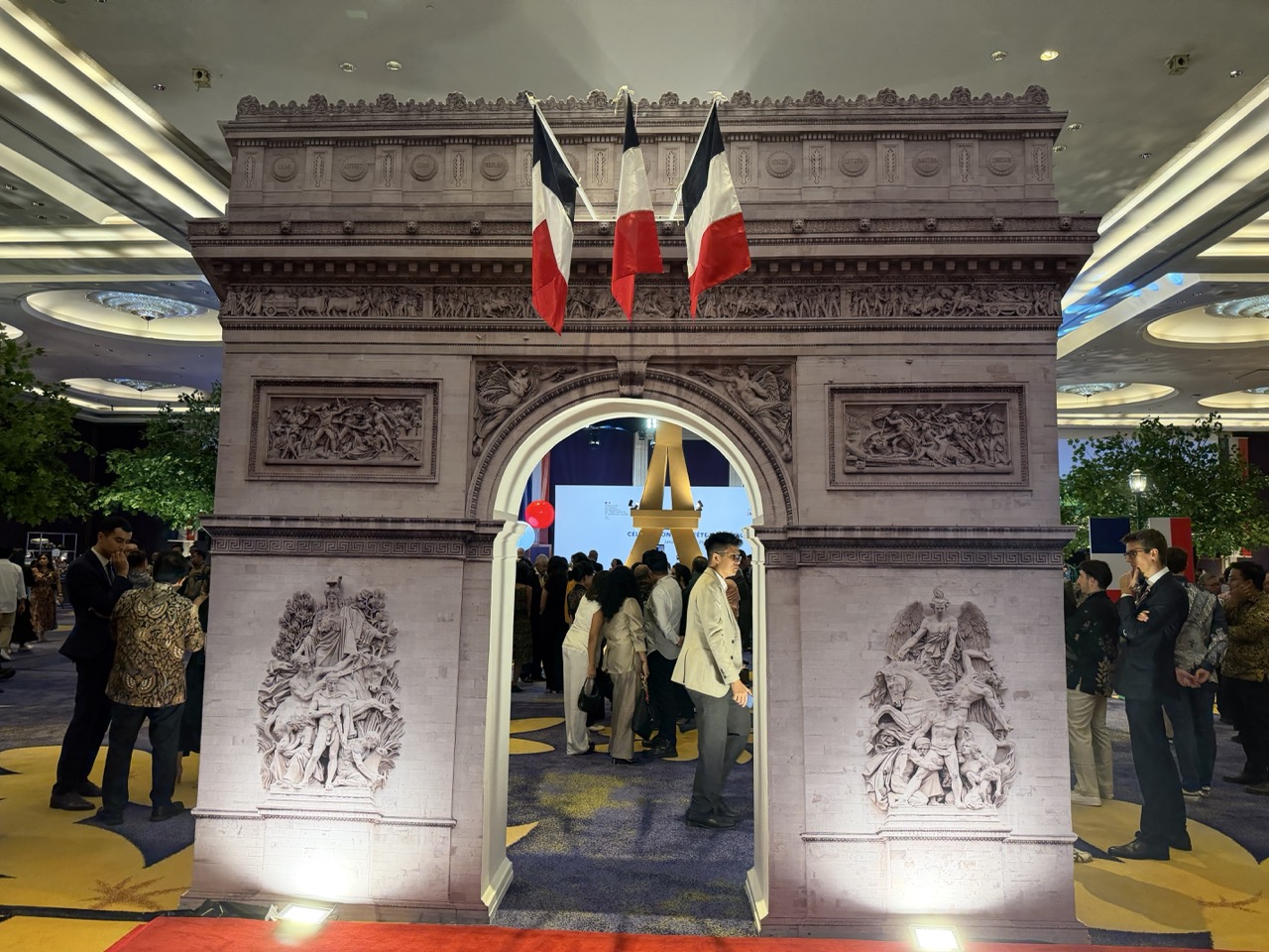 A replica of the iconic Arc de Triomphe transformed part of the venue into a Paris-inspired photo spot for guests