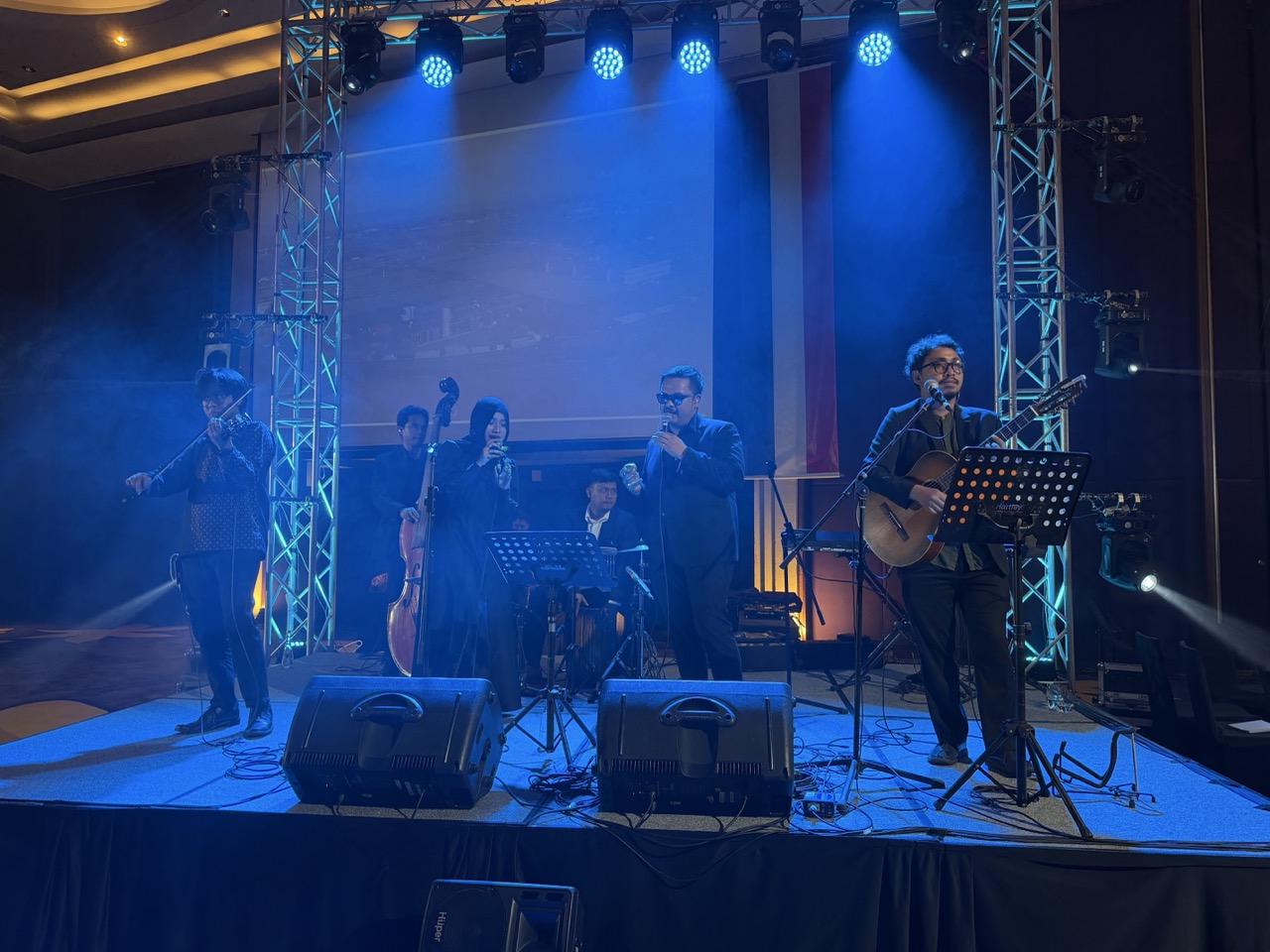 An Indonesian live band entertained guests throughout the evening with a vibrant musical performance