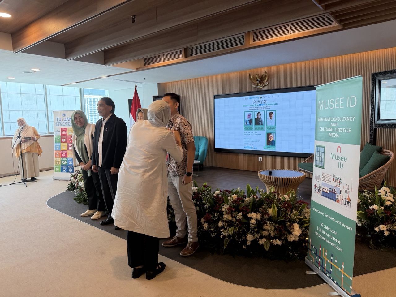 Siska Widyawati led a symbolic pinning ceremony, presenting SDG pins to each speaker in recognition of their shared commitment to advancing sustainable development through museums