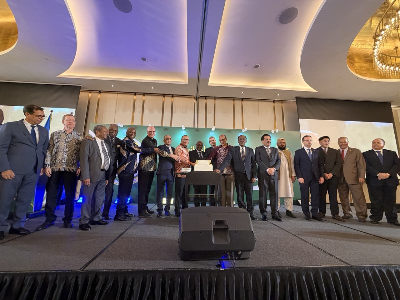 Ambassador of Rwanda H.E. Sheikh Abdul Karim Harelimana, joined by a representative of Indonesia's Ministry of Foreign Affairs, ambassadors, diplomats, and distinguished guests, cuts the anniversary cake during the Kwibohora 32 reception in Jakarta