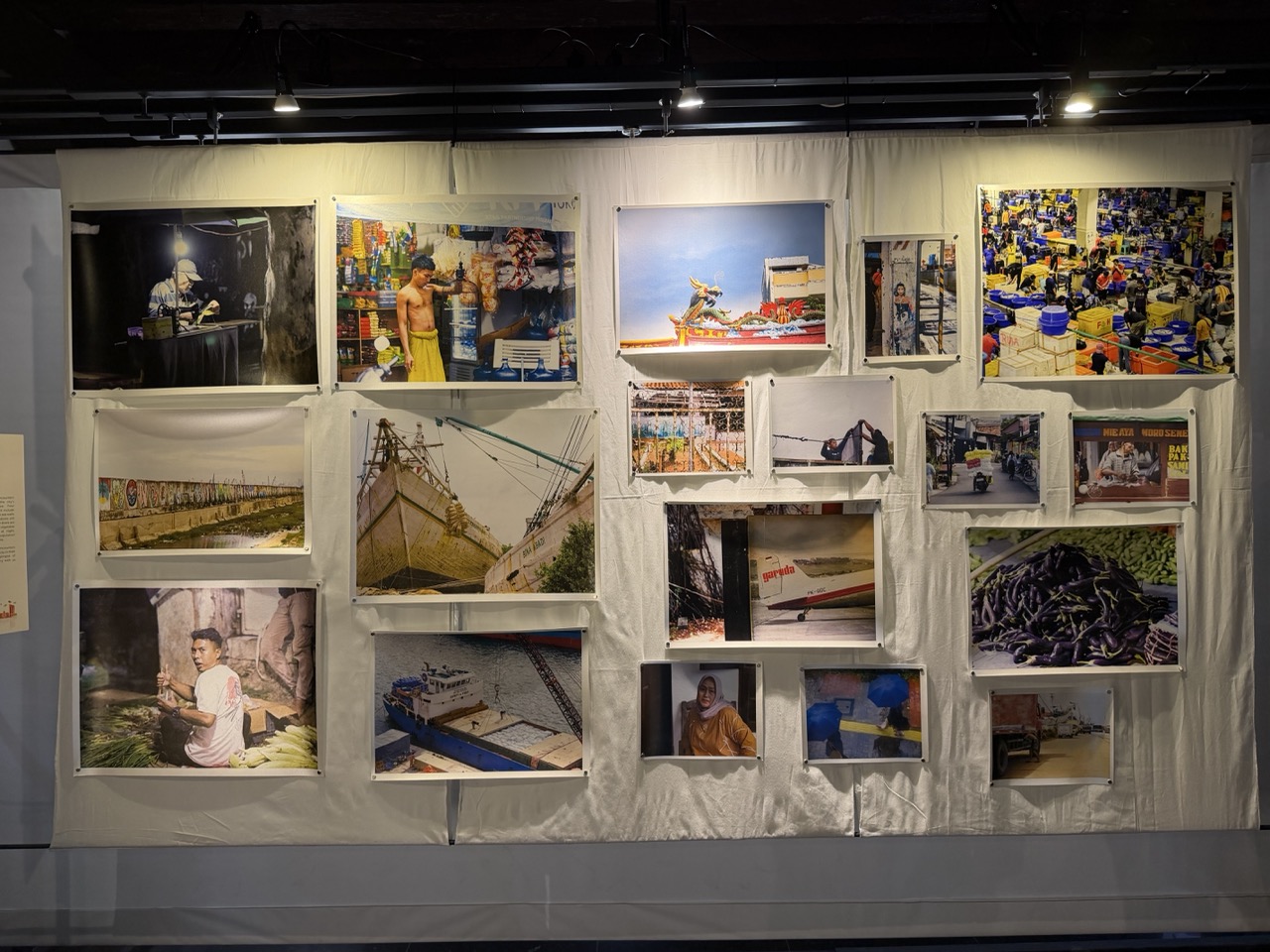 The exhibition captures Jakarta’s diversity through photographs that reveal the capital as historic and modern, intimate and monumental, familiar yet constantly evolving
