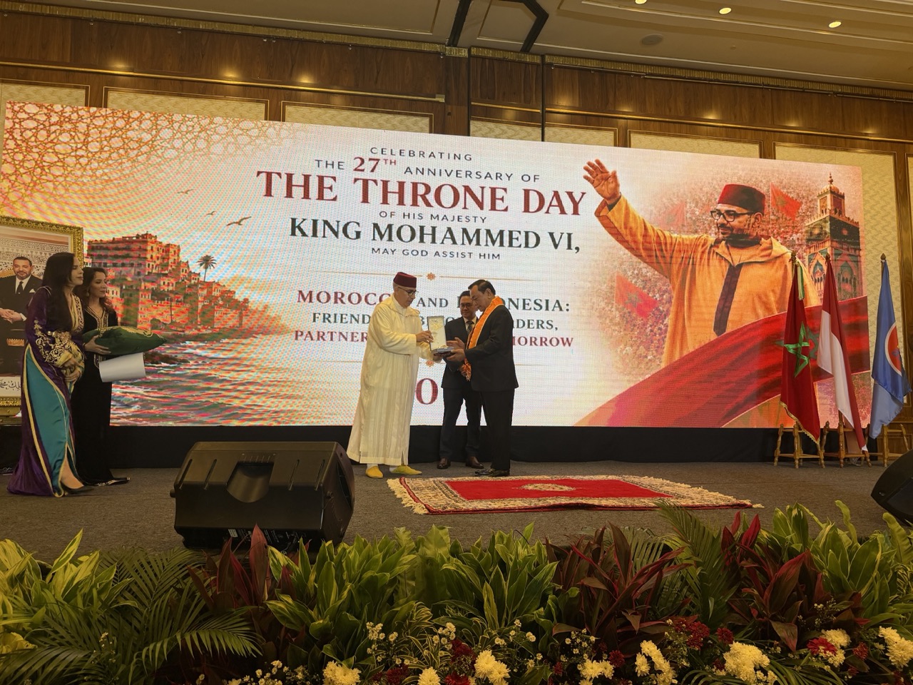 H.E. Hasrul Azwar Hutasuhut receives the Grand Cordon of the Order of Ouissam Alaouite, witnessed by Trade Minister Budi Santoso.