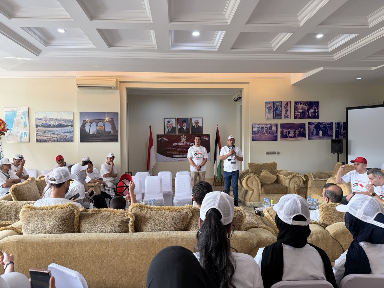 Palestinian Ambassador Abdalfatah A.K. Al-Sattari addresses volunteers at the embassy, expressing Palestine’s gratitude for Indonesia’s enduring support and solidarity.