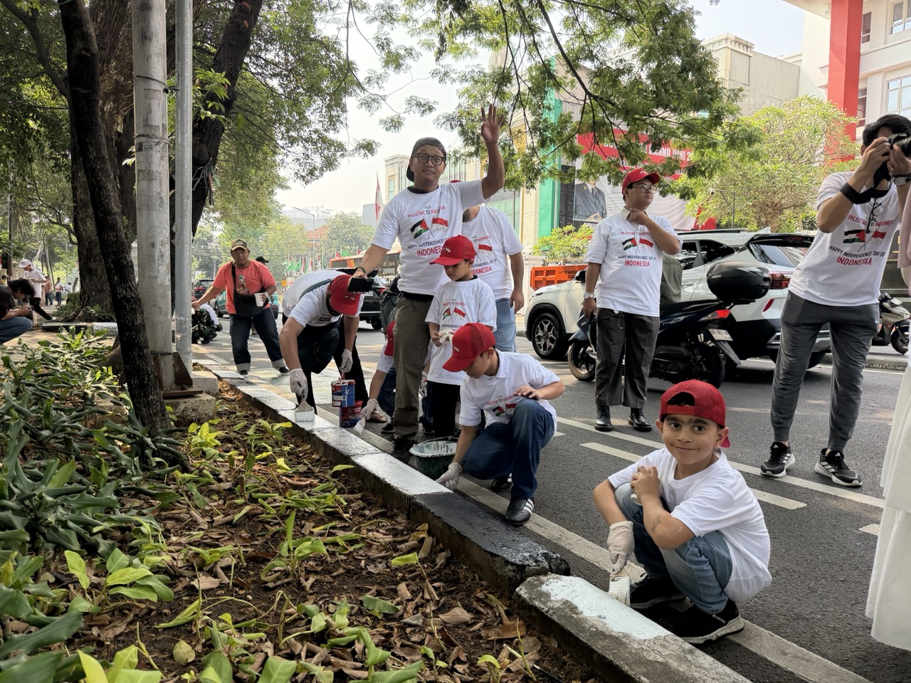 Children of Palestinian Embassy staff join the voluntary activity, experiencing Indonesia–Palestine friendship through direct community participation.