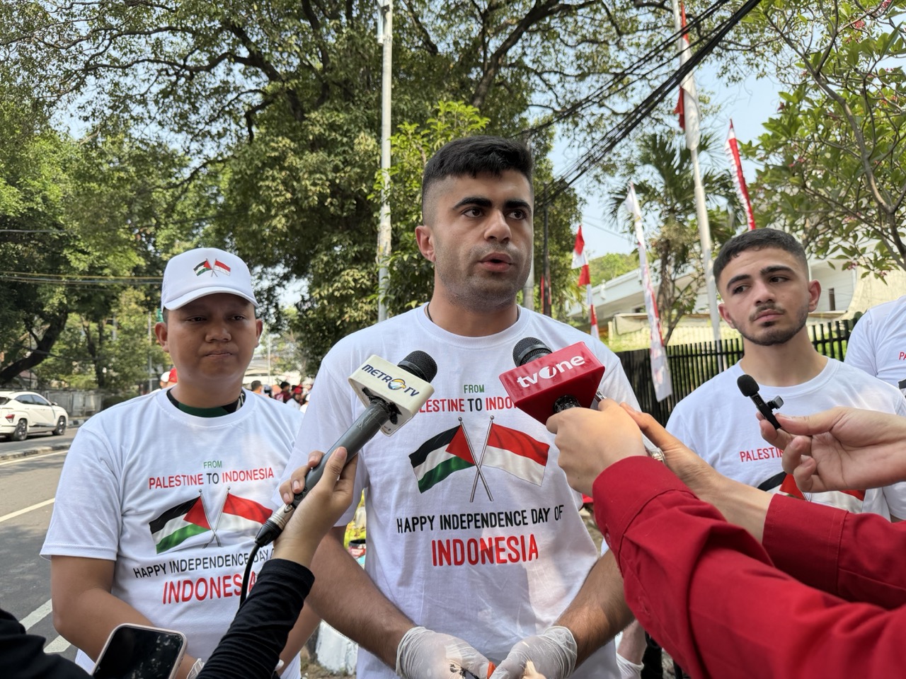 Palestinian student Loai speaks to the media about the enduring friendship between the Indonesian and Palestinian people.