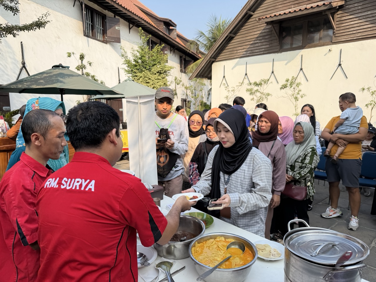 Participants sample Surya Padang’s signature rendang and bamboo-shoot dish during Festival Cerita Kota 2026