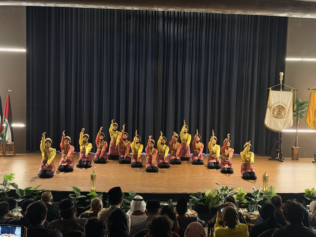 Indonesian students perform Aceh’s Saman dance, welcoming international guests to FTT 2026 with rhythm, unity and cultural pride.