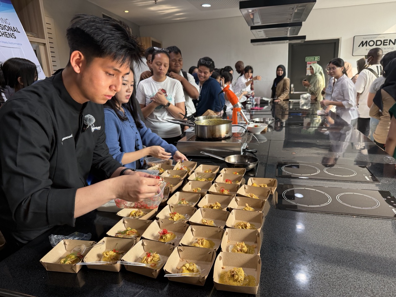 Visitors enjoy a hands-on culinary demonstration during Open House IFI 2026 in Jakarta (Seasia/Reiza)