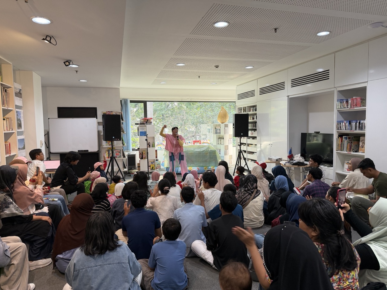 Families and young visitors enjoy an interactive musical storytelling session by Ayo Dongeng Indonesia at Open House IFI 2026.