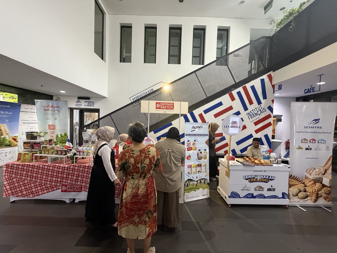 Guests explore food displays from participating partners at Rendez-Vous Rasa 2026 at Institut français d’Indonésie.