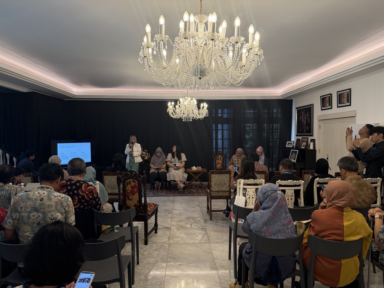 Panelists discuss museum accessibility, representation and quality education for all during MuseeID’s MSDG Learning Series 2 at Galeri Demono in Jakarta.