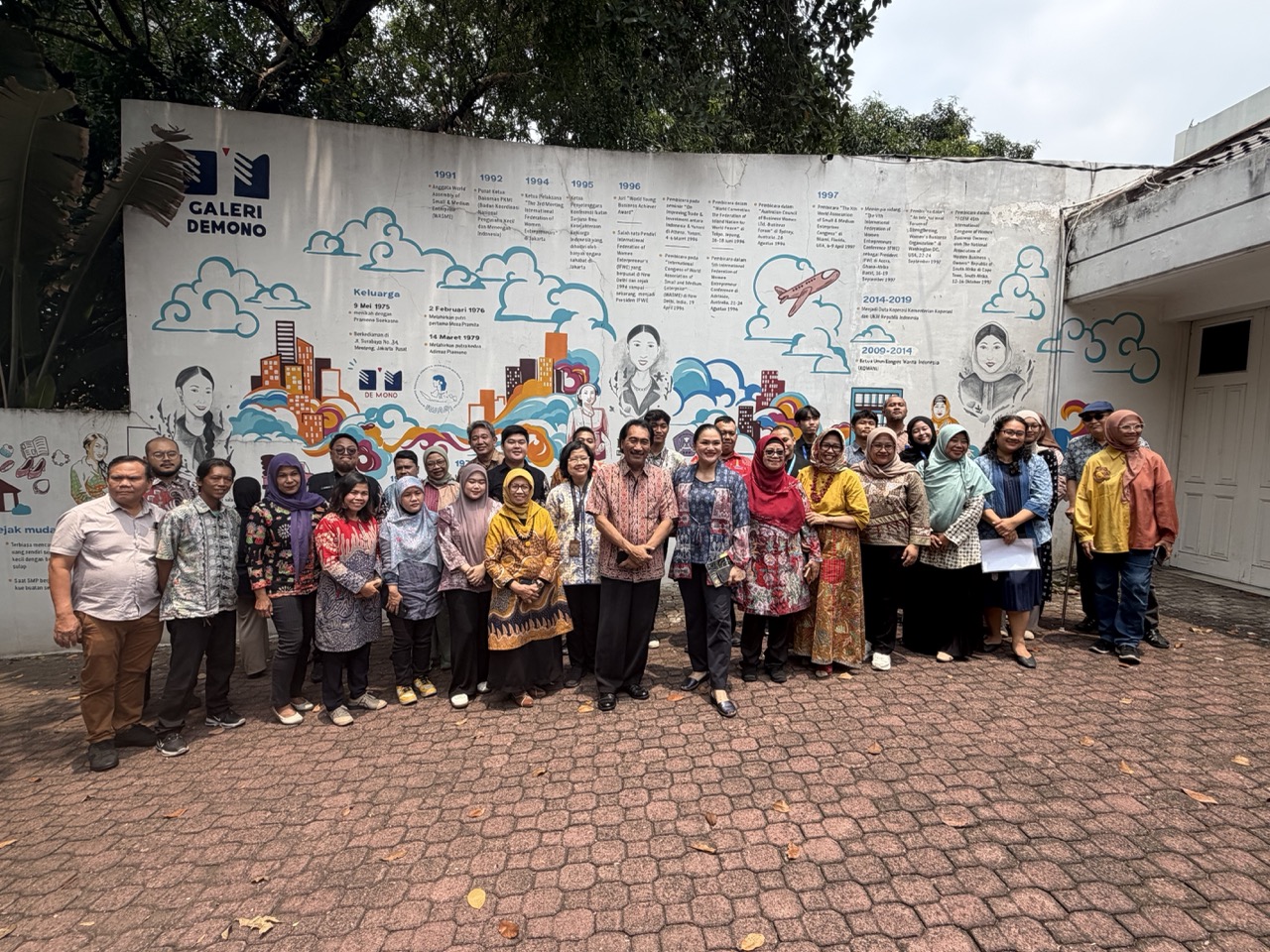 Participants conclude MuseeID’s MSDG Learning Series 2 with a group photo before Galeri Demono’s mural tracing Dewi Motik Pramono’s life and legacy.