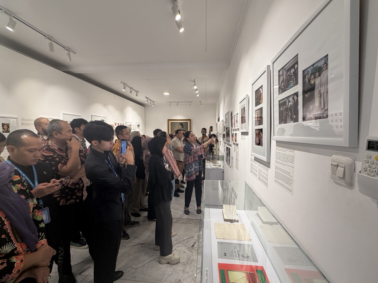 Moza Pramita Pramono guides participants through Galeri Demono’s collection of photographs, documents and personal archives chronicling Dewi Motik Pramono’s life and legacy.