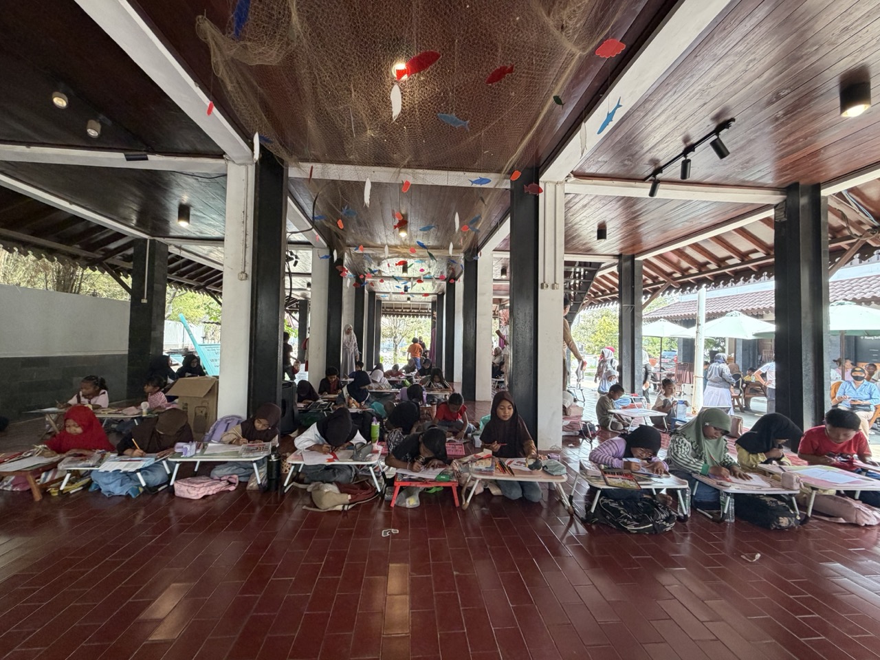 Children drew inspiration from Rumah Si Pitung during the festival’s drawing competition.