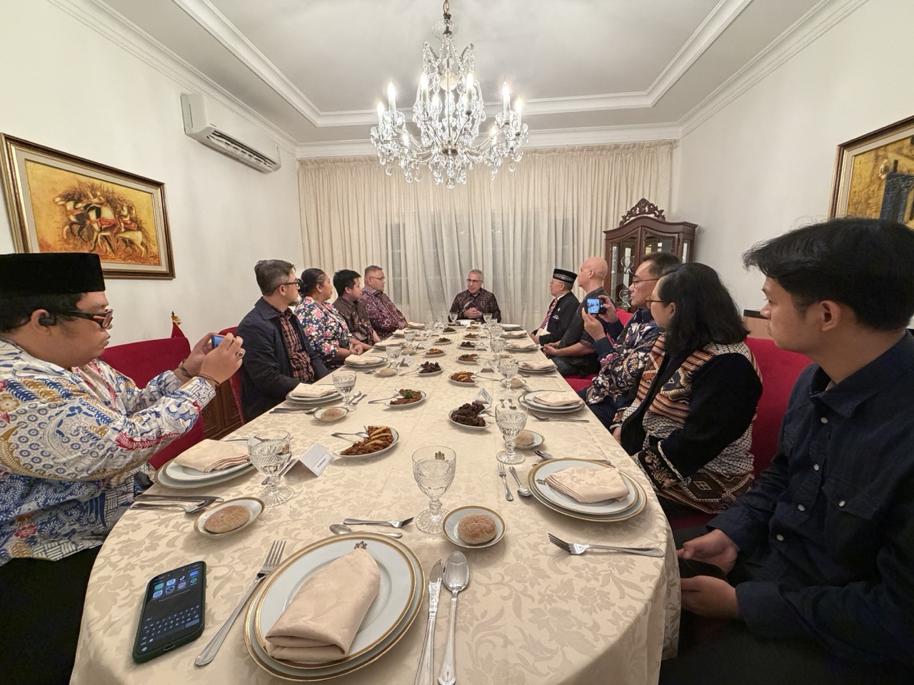 Moroccan Ambassador Redouane Houssaini hosts Indonesian media representatives for dinner and discussion at his Jakarta residence, September 29, 2026.