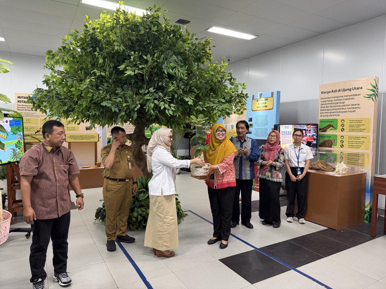 The Ministry of Forestry presents Daun Afrika seedlings to the keynote speakers as tokens of appreciation.