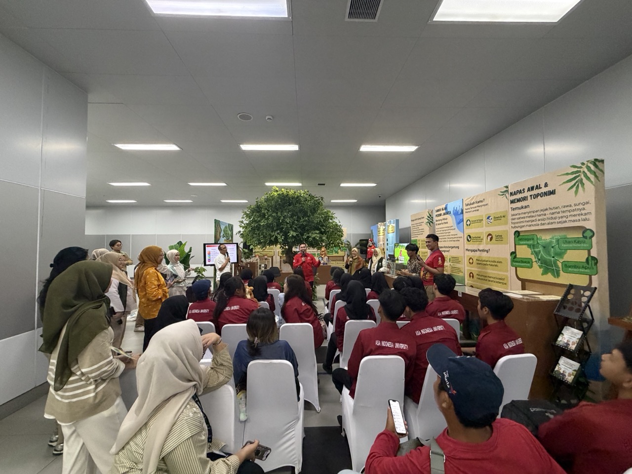 University students explore the connection between forests and civilisation at the October 13 workshop at MRT Bundaran HI, Jakarta.