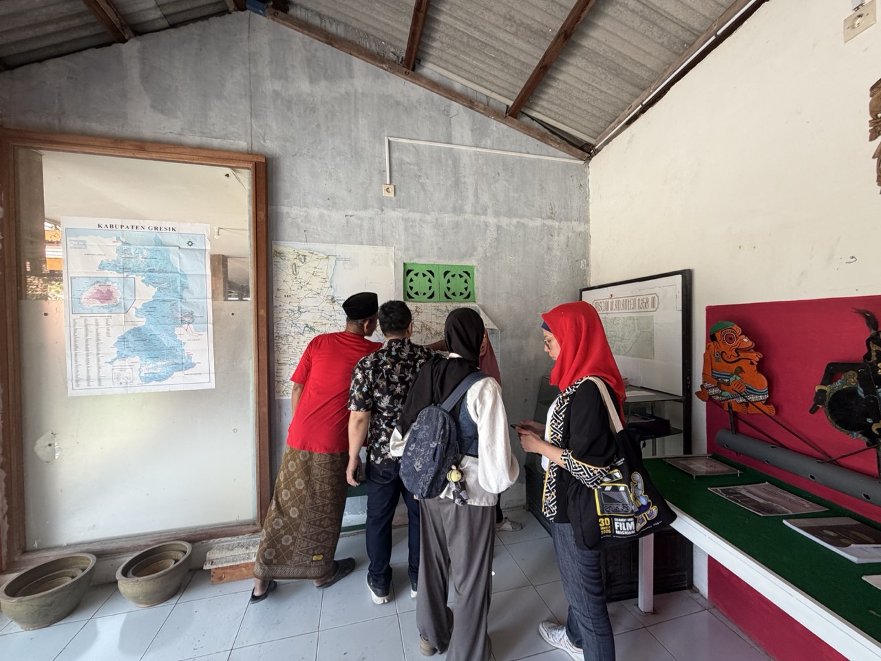 The MuseeID team discovers Bedanten’s history and community-preserved collections during a guided tour of Madanten Museum.