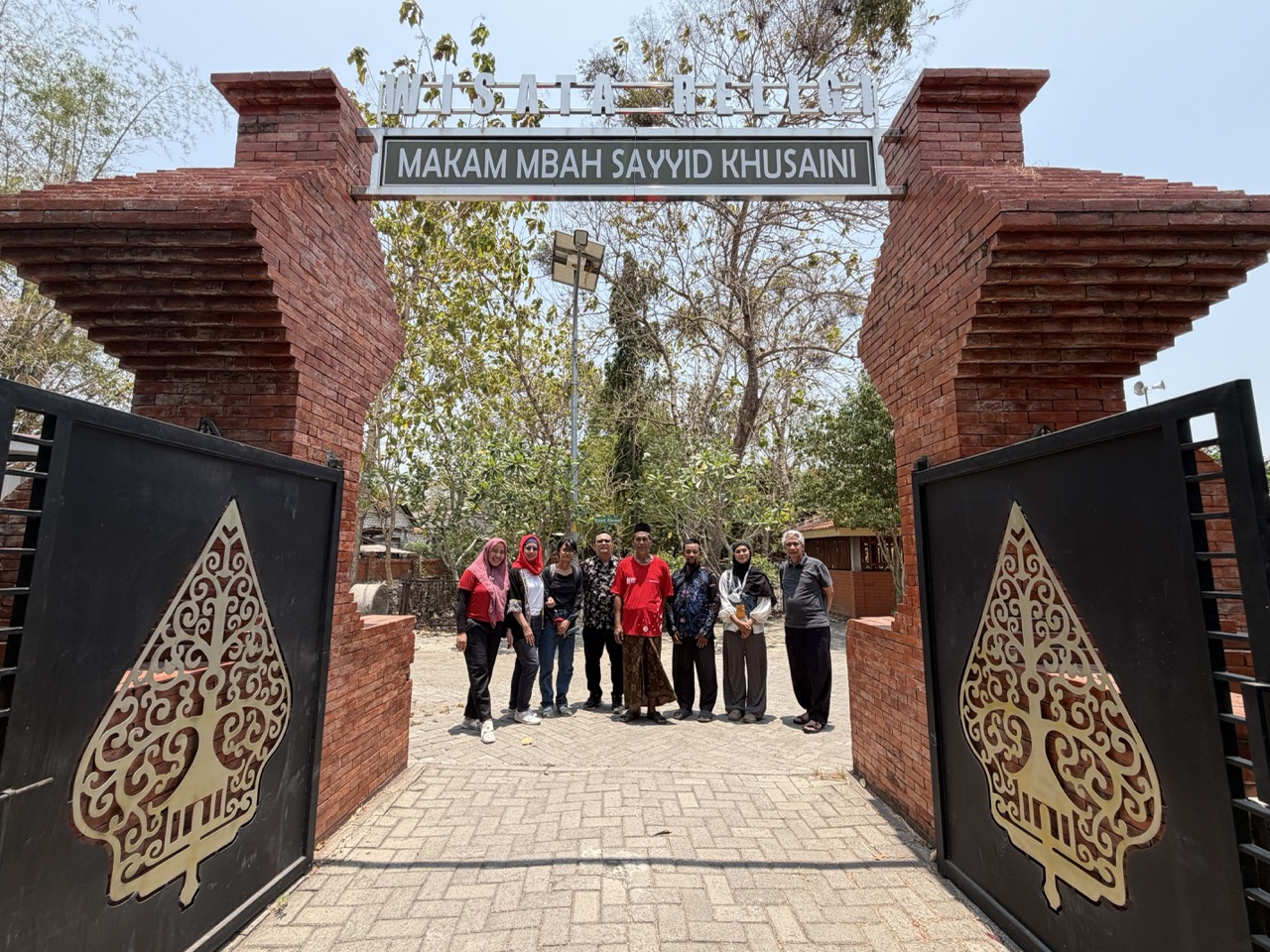 The MuseeID team at the Mbah Sayyid Khusaini tomb complex in Bedanten, Gresik, home to Museum Madanten.