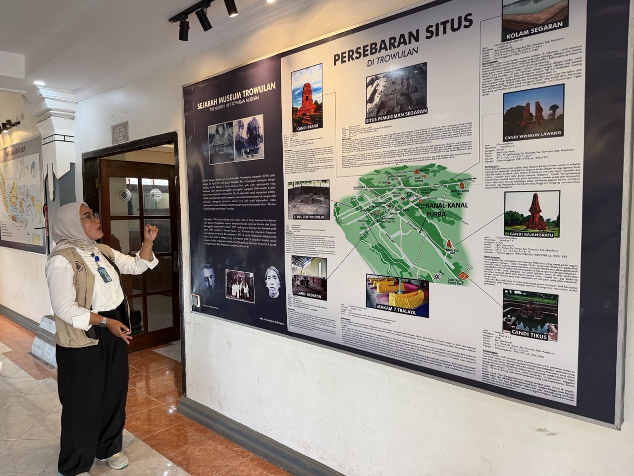 An official museum guide introduces the MuseeID team to Museum Majapahit and Trowulan’s archaeological sites in East Java.