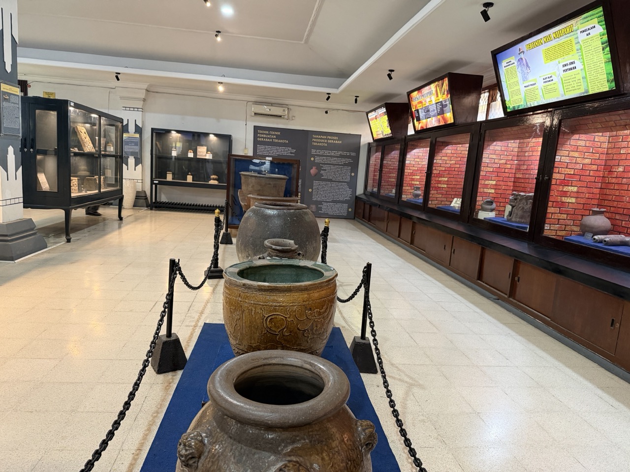 Ceramic jars and terracotta collections at Museum Majapahit offer glimpses into craftsmanship and daily life in ancient Java.