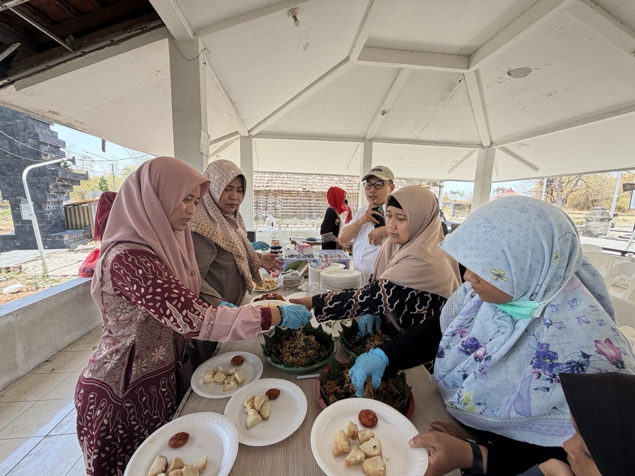 Local women share Leran’s culinary traditions during a hands-on cooking workshop at One Community Camp in Gresik.