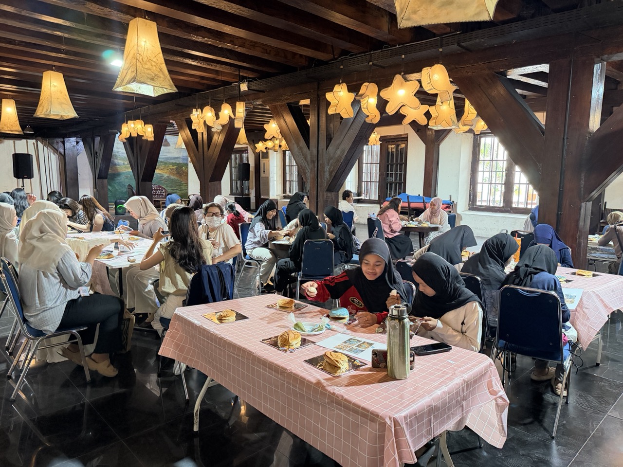Participants decorate bread with environmental themes inspired by the Gomati River at MuseeID’s Festival Cerita Kota.
