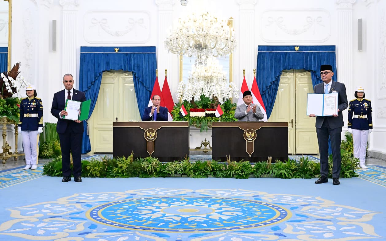 Foreign Ministers Arrmanatha Nasir and Badr Abdelatty sign the Indonesia–Egypt Strategic Partnership Action Plan.