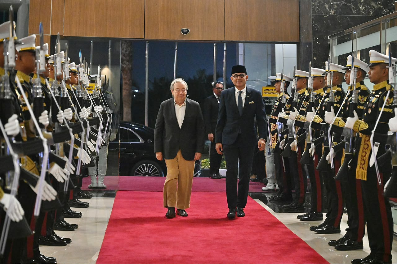 Foreign Minister Arrmanatha Nasir welcomes UN Secretary-General António Guterres to Indonesia with an honour guard reception.