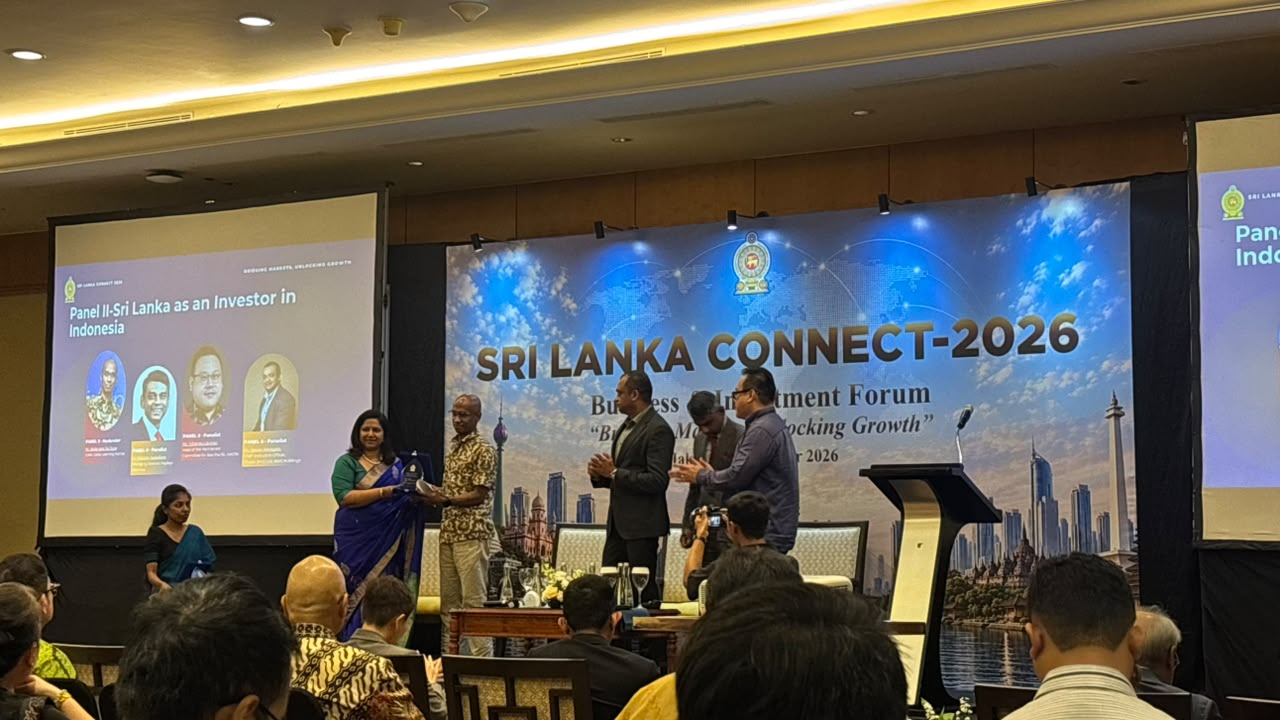 A token of appreciation is presented following the panel on Sri Lankan investment in Indonesia at Sri Lanka Connect 2026.