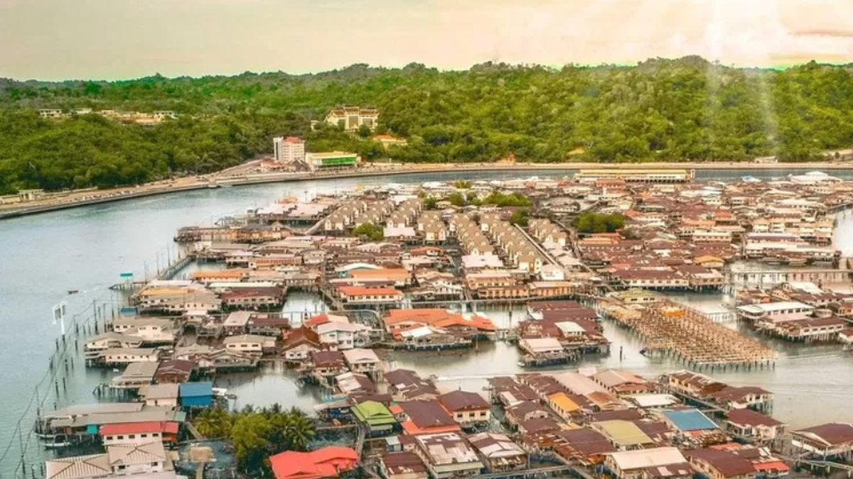 Aerial view of Kampong Ayer, the world’s largest water village with floating homes and community buildings in Brunei.