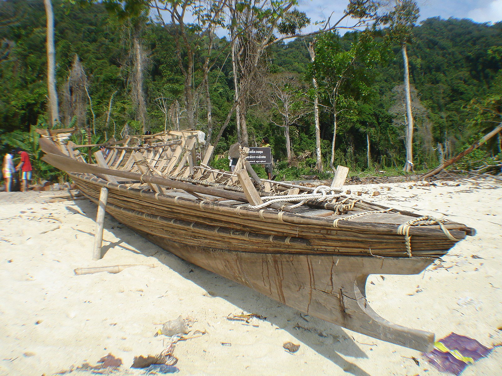 Moken boat in Thailand | Credit: Wikimedia Commons