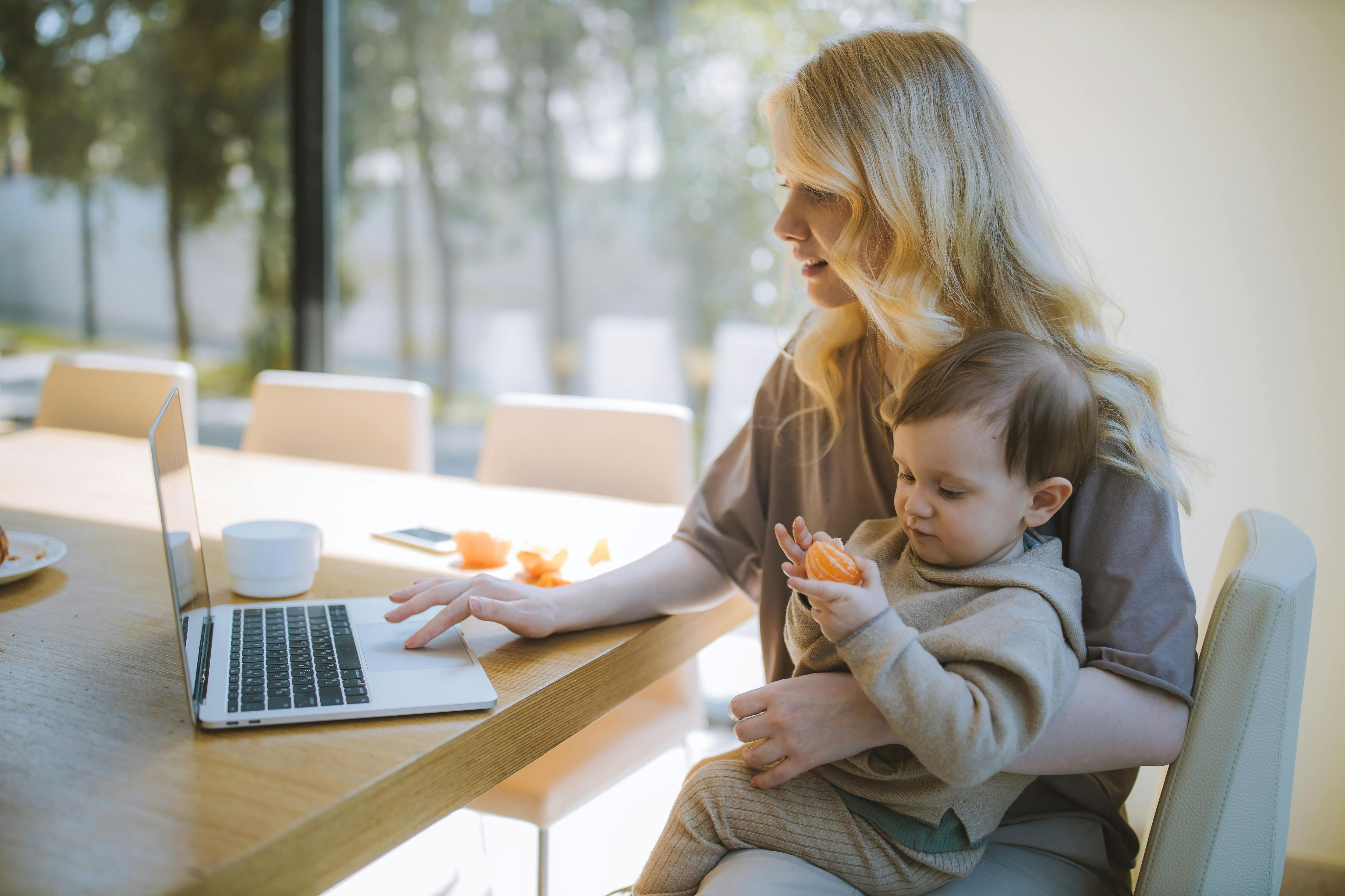 Working while Parenting (pexels.com/Anastasia Shuraeva)