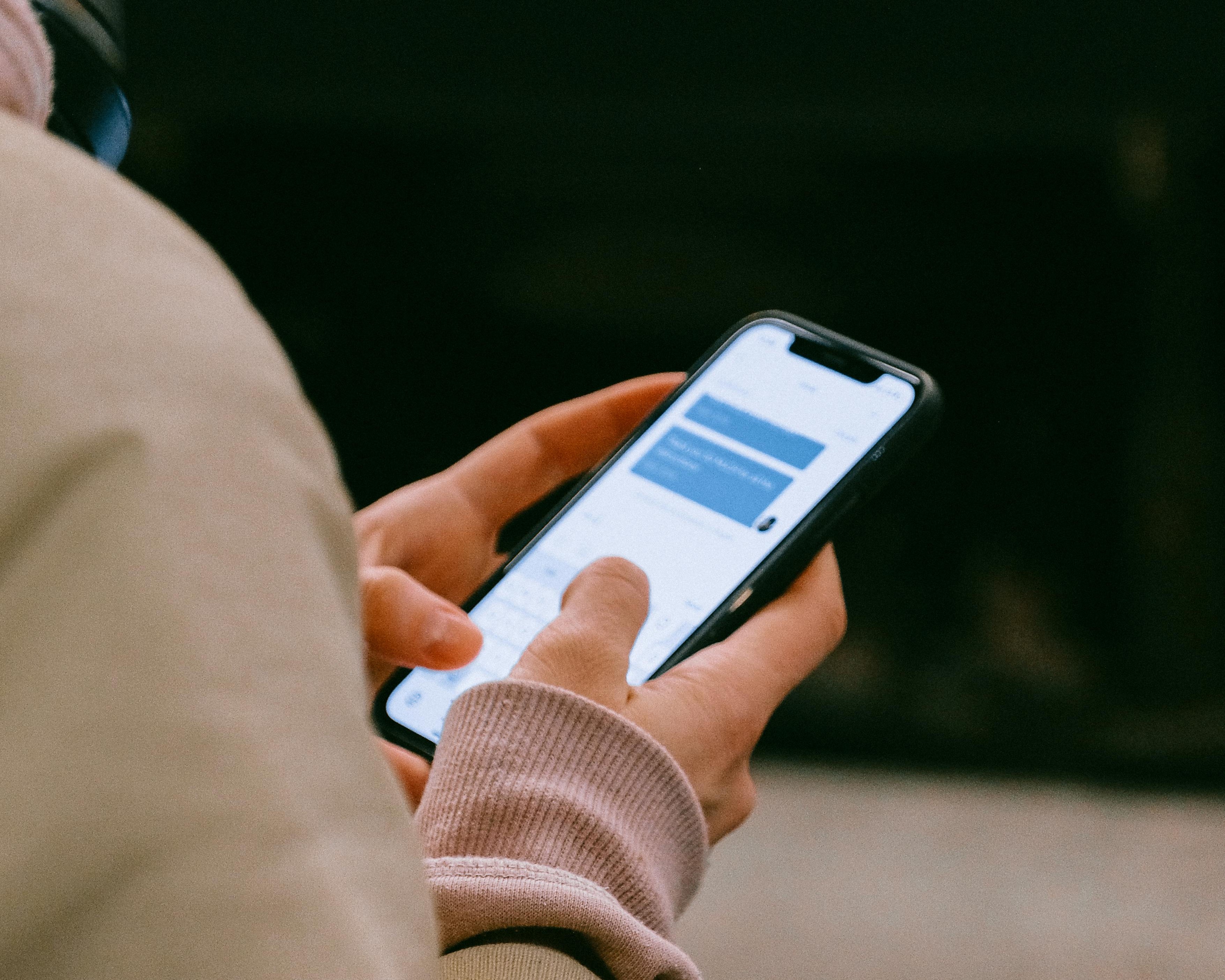 Digital shapes how we speak (pexels.com/Anna Shvets)