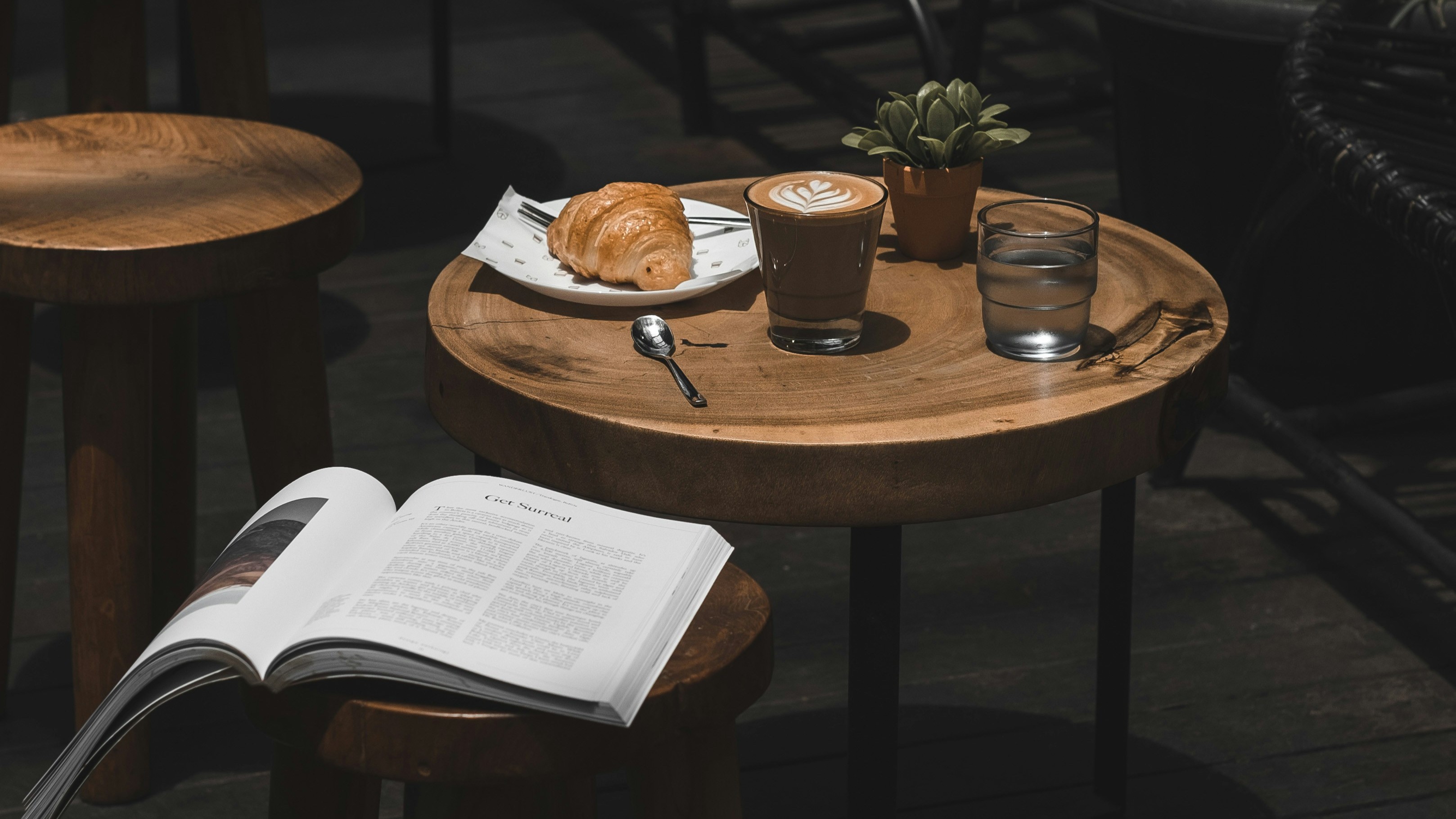 The Cafe Ambience (unsplash.com/Rizky Subagja)